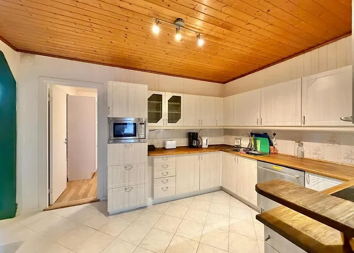 펜션 Workers House - 4 Bedroom - 7 Beds - Near Volvo - Desks