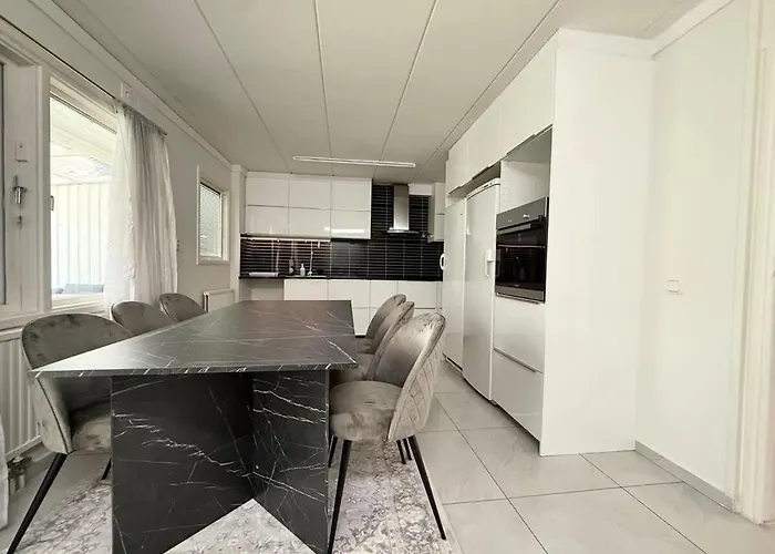 Workers - 2 Bath - 9 Beds - Parking *