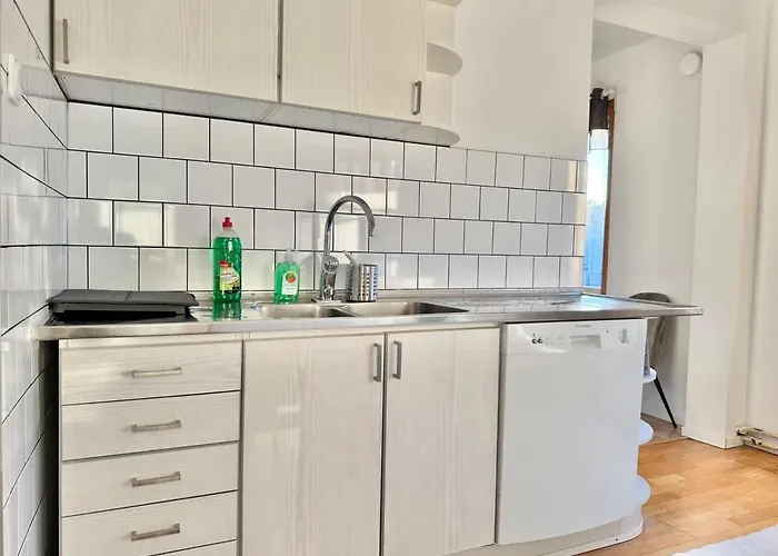 Workers Big - 5 Bedroom - 2 Bath - Volvo Gothenburg