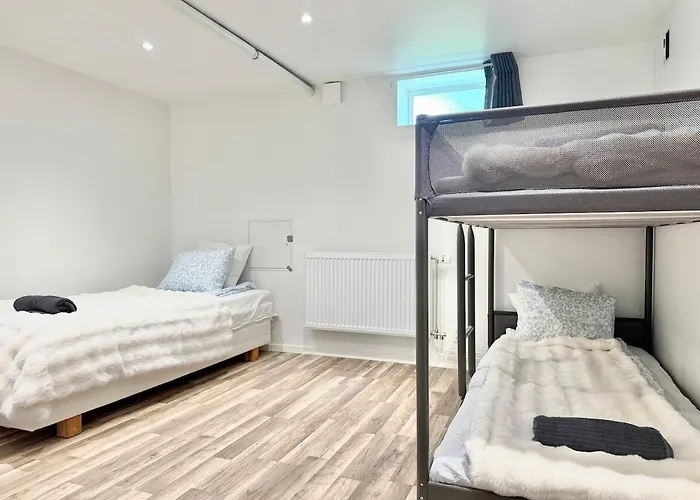 Workers Basement - 3 Bedroom - 6 Beds - 2 Baths - Parking - Volvo