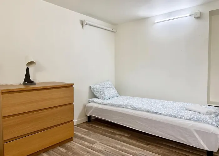 Workers - 3 Bedroom - 6 Beds - Free Parking Ferienhaus