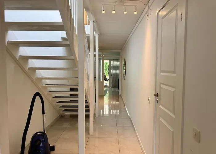 Workers - 2 Bath - 9 Beds - Parking