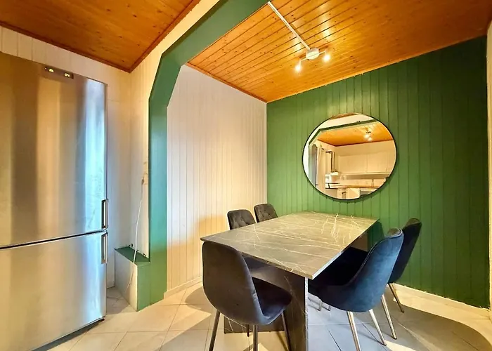 Workers House - 4 Bedroom - 7 Beds - Near Volvo - Desks * 예테보리