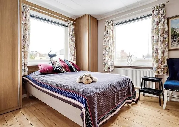 Workers - 4br - 8 Beds - 2 Kitchens - Volvo Semesterbostad *