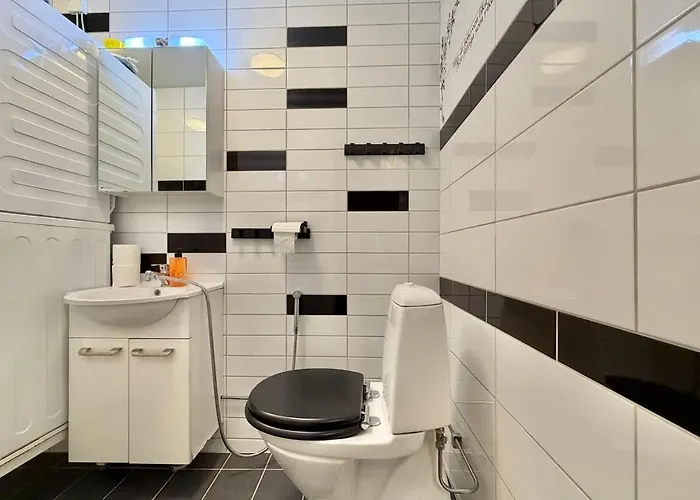 Workers House - 4 Bedroom - 7 Beds - Near Volvo - Desks 펜션