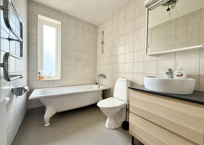 Business Groups - 4 Bedrooms - 7 Beds - Near Volvo Holiday home