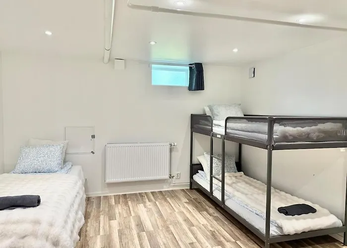 Holiday home Workers Basement - 3 Bedroom - 6 Beds - 2 Baths - Parking - Volvo Gothenburg
