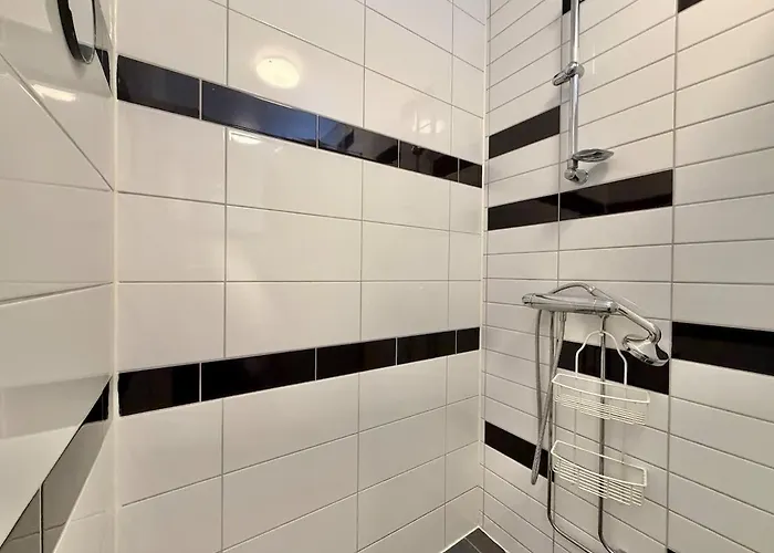 Workers House - 4 Bedroom - 7 Beds - Near Volvo - Desks Göteborg