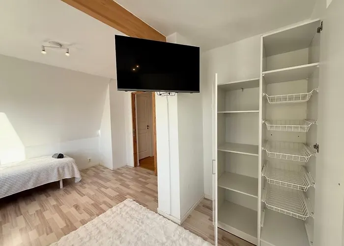 Workers Big - 5 Bedroom - 2 Bath - Volvo *