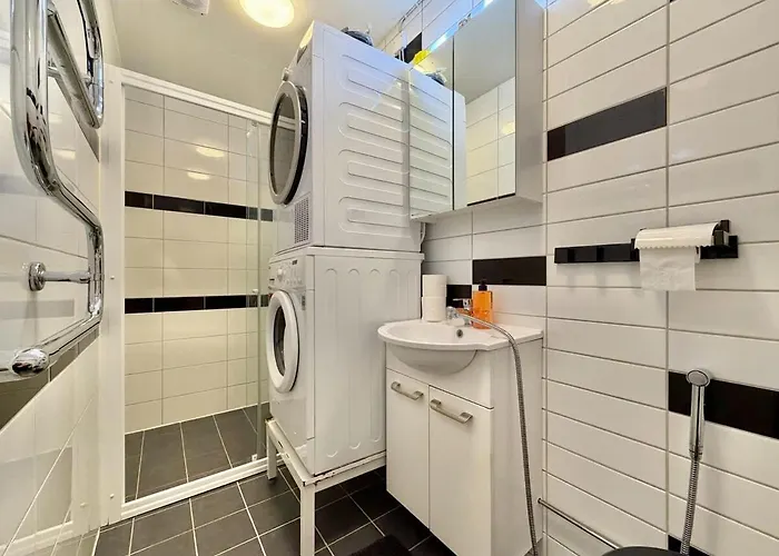 펜션 Workers House - 4 Bedroom - 7 Beds - Near Volvo - Desks