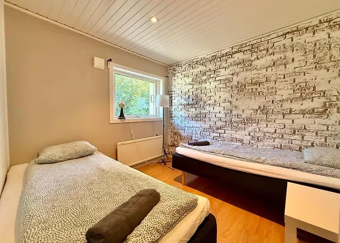 Workers - 5 Bedroom - 2 Bath - Volvo - Parking *