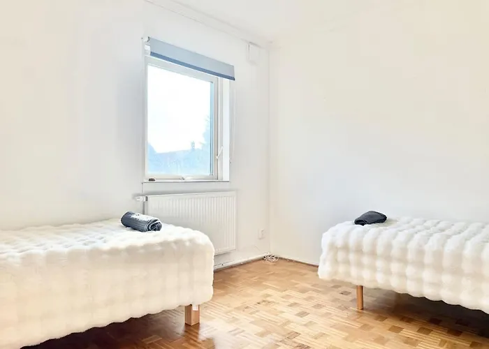 Perfect Workers - 11 Beds - 7 Bedroom - 2 Baths - Volvo Holiday home Gothenburg