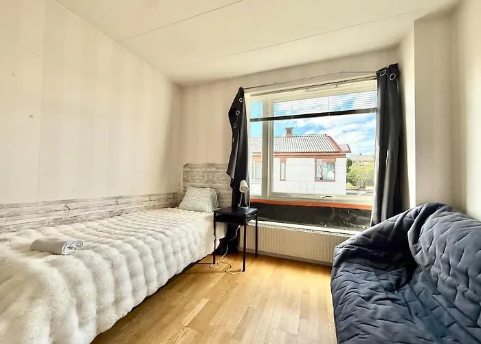 Business Groups - 4 Bedrooms - 7 Beds - Near Volvo Holiday home