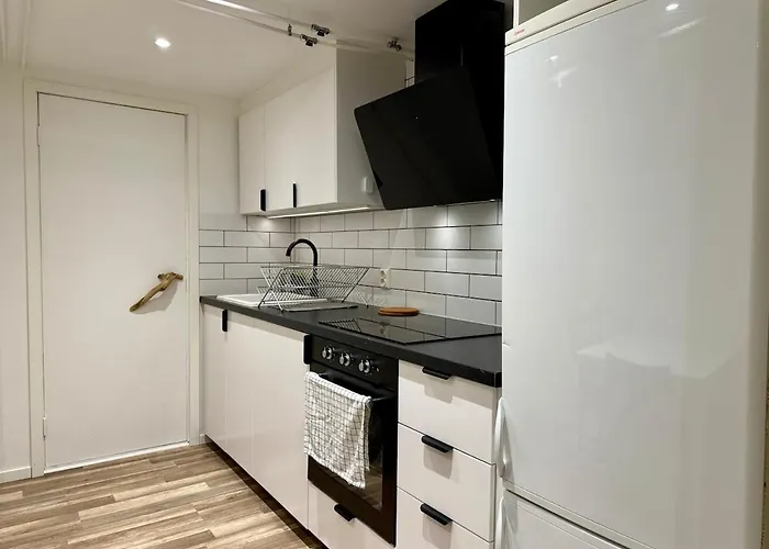 Holiday home Workers Basement - 3 Bedroom - 6 Beds - 2 Baths - Parking - Volvo Gothenburg