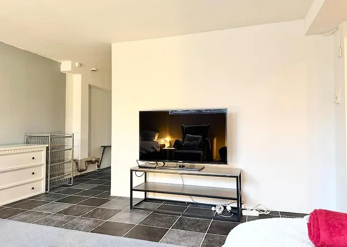 6 Beds - 4 Bedroom - For Workers - Volvo - Parking * 예테보리