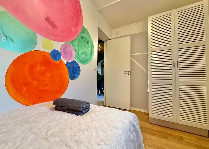 Workers House - 4 Bedroom - 7 Beds - Near Volvo - Desks *