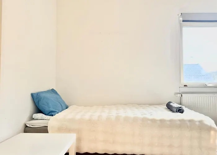 Perfect Workers - 11 Beds - 7 Bedroom - 2 Baths - Volvo