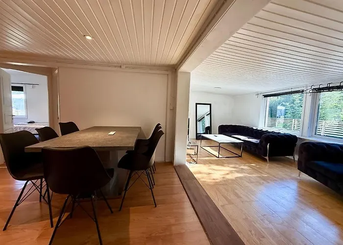 Workers - 5 Bedroom - 2 Bath - Volvo - Parking Holiday home