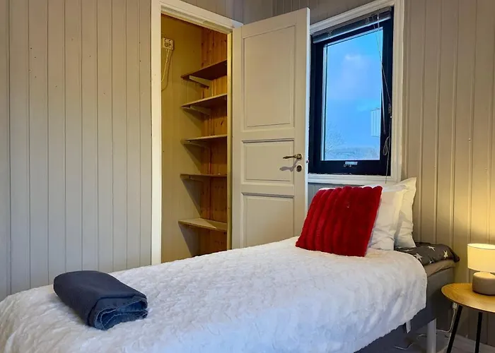 Workers House - 4 Bedroom - 7 Beds - Near Volvo - Desks 펜션