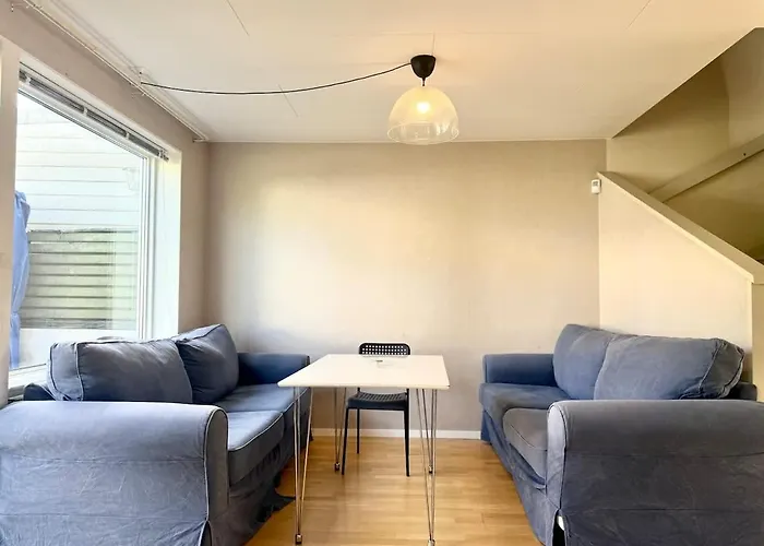 Business Groups - 4 Bedrooms - 7 Beds - Near Volvo Holiday home *