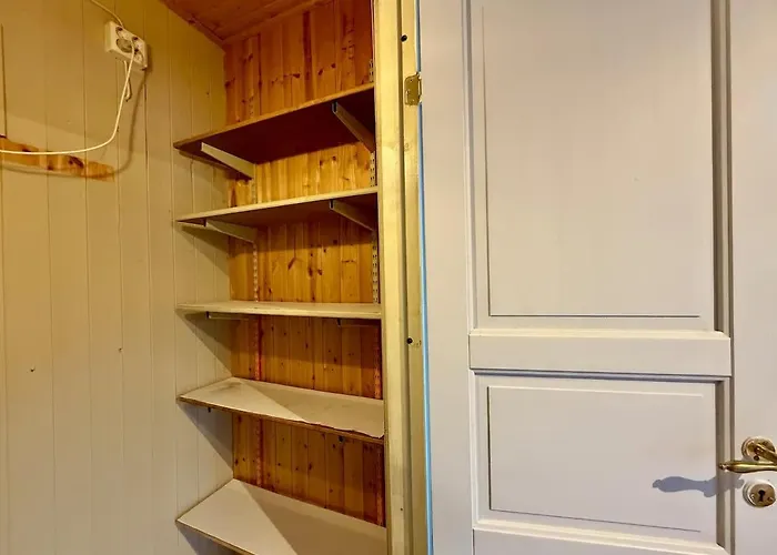 Workers House - 4 Bedroom - 7 Beds - Near Volvo - Desks 펜션 예테보리