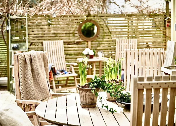 Family & Worker In Nyaraló *