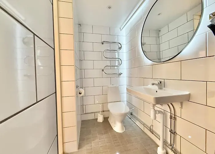 Workers Basement - 3 Bedroom - 6 Beds - 2 Baths - Parking - Volvo Holiday home