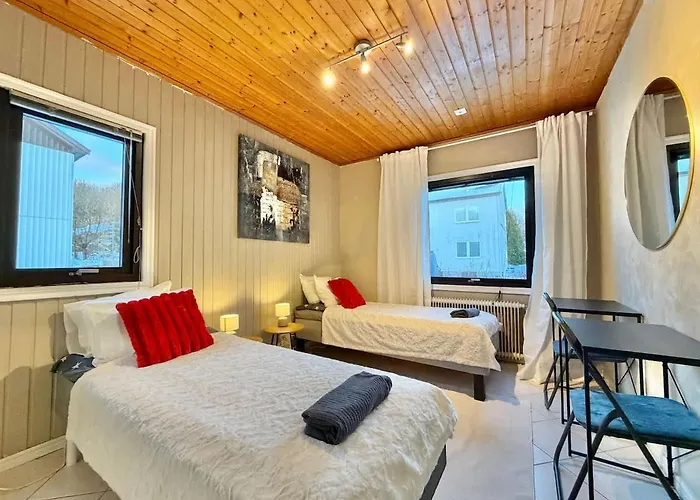 Workers House - 4 Bedroom - 7 Beds - Near Volvo - Desks