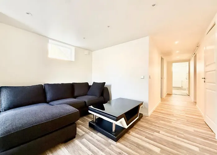 Workers Basement - 3 Bedroom - 6 Beds - 2 Baths - Parking - Volvo Gotemburgo