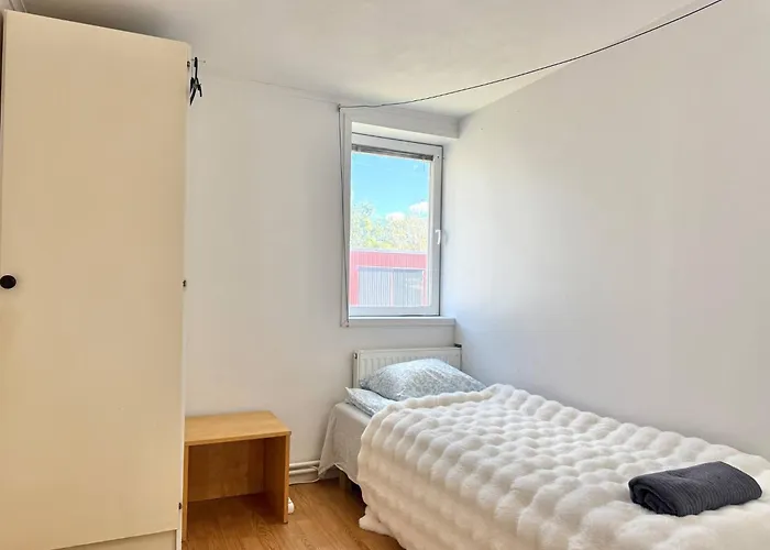 Workers • 19 Beds • 3 Kitchens • Volvo • Parking Feriehus *