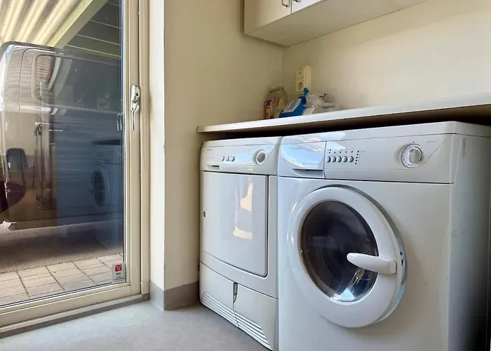 Business Groups - 4 Bedrooms - 7 Beds - Near Volvo