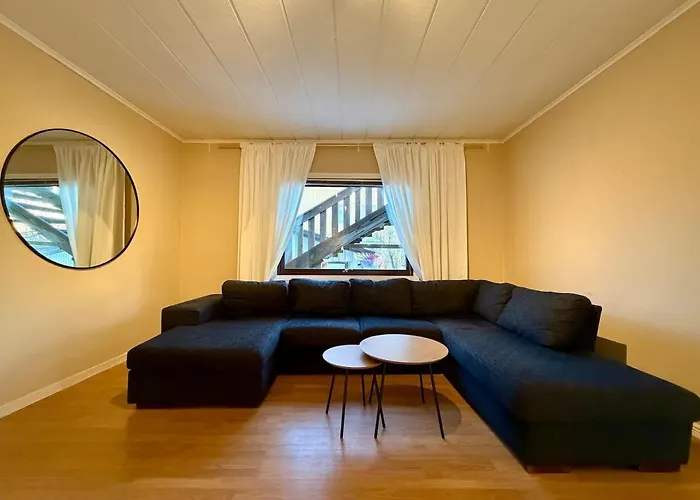 펜션 Workers House - 4 Bedroom - 7 Beds - Near Volvo - Desks 예테보리