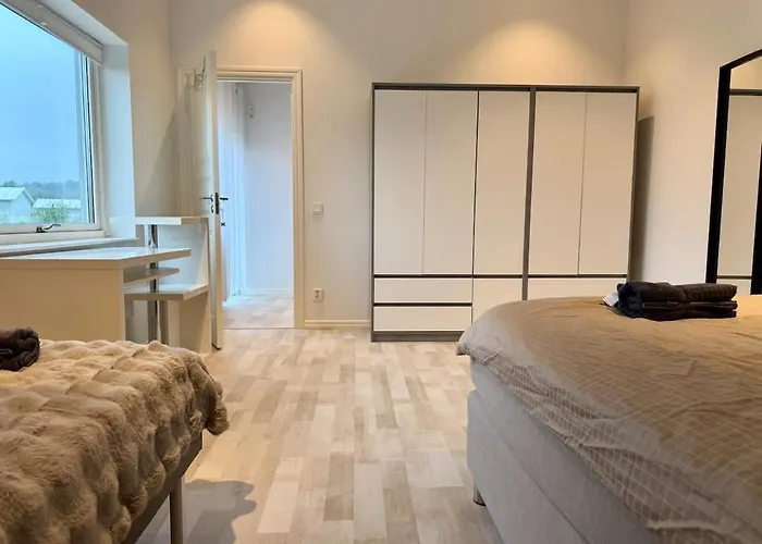 Workers - 7 Bedroom - 15 Beds - 3 Bath *