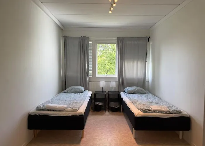 Workers - 2 Bath - 9 Beds - Parking Holiday home