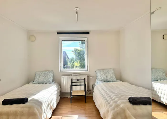 Workers • 19 Beds • 3 Kitchens • Volvo • Parking Feriehus