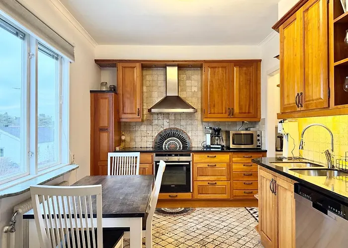 6 Beds - 4 Bedroom - For Workers - Volvo - Parking Gothenburg