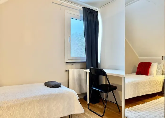 Workers Premium - 5 Bedroom - 10 Beds - Parking Гётеборг