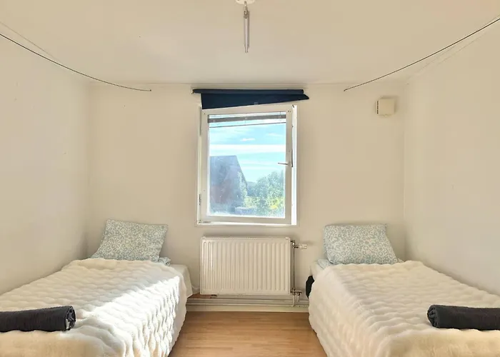 Workers • 19 Beds • 3 Kitchens • Volvo • Parking Holiday home