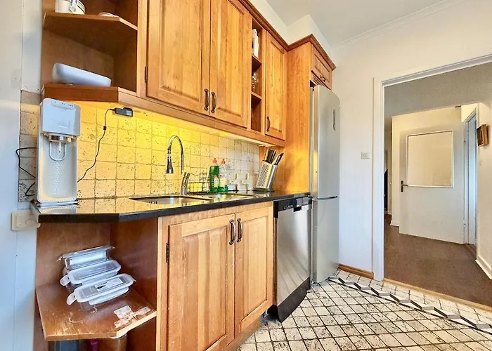 6 Beds - 4 Bedroom - For Workers - Volvo - Parking *