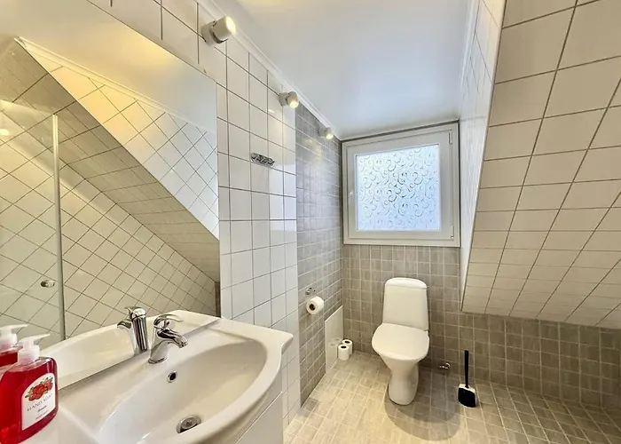 Workers Premium - 5 Bedroom - 10 Beds - Parking Гётеборг