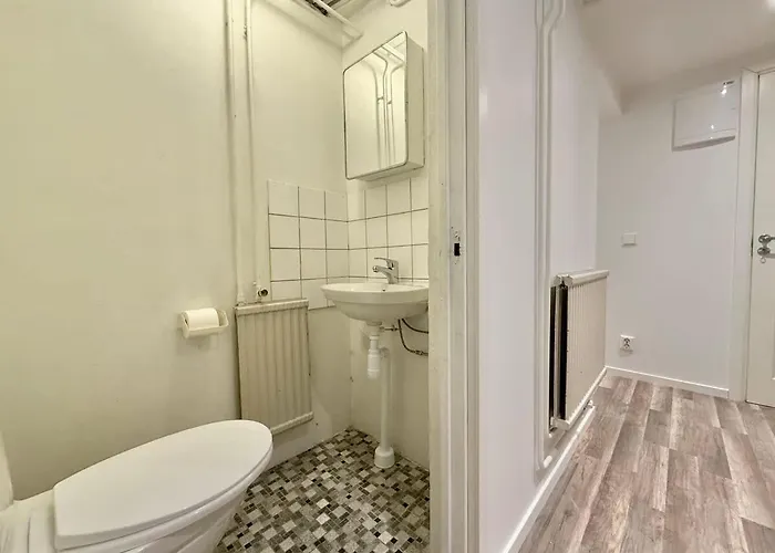 Workers Basement - 3 Bedroom - 6 Beds - 2 Baths - Parking - Volvo Gotemburgo