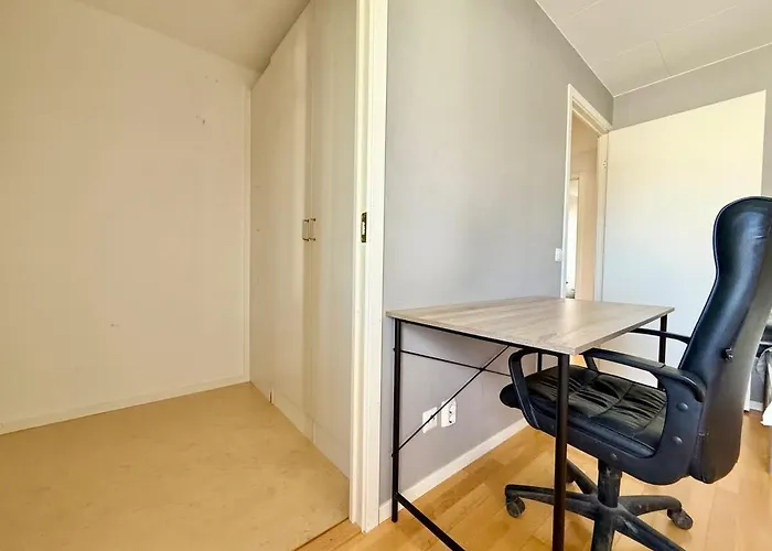 Business Groups - 4 Bedrooms - 7 Beds - Near Volvo Holiday home