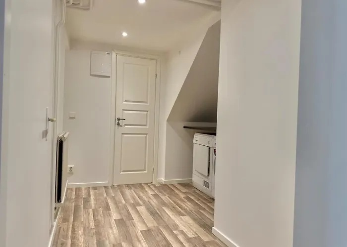 Workers Basement - 3 Bedroom - 6 Beds - 2 Baths - Parking - Volvo Сasa de vacaciones Gotemburgo