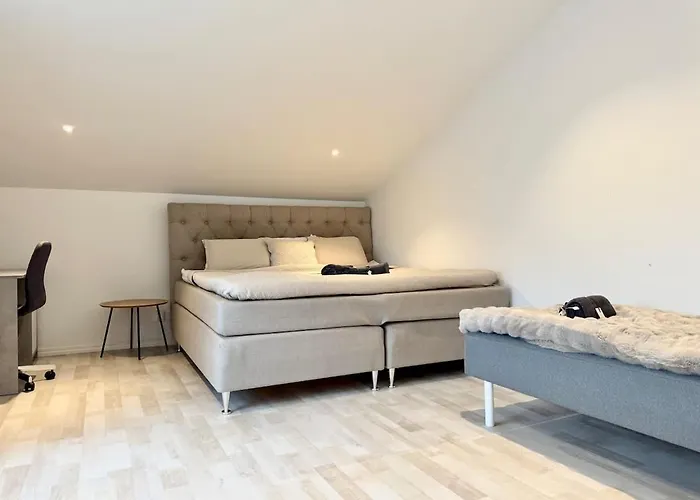 Workers - 7 Bedroom - 15 Beds - 3 Bath *