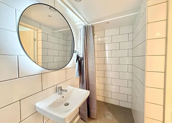 Workers Basement - 3 Bedroom - 6 Beds - 2 Baths - Parking - Volvo Сasa de vacaciones