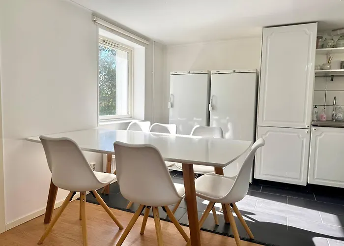 Holiday home Workers • 19 Beds • 3 Kitchens • Volvo • Parking Gothenburg