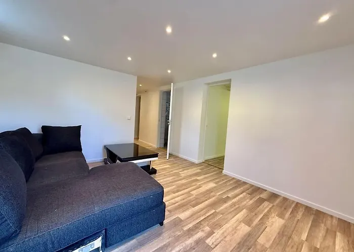 Workers Basement - 3 Bedroom - 6 Beds - 2 Baths - Parking - Volvo Holiday home *