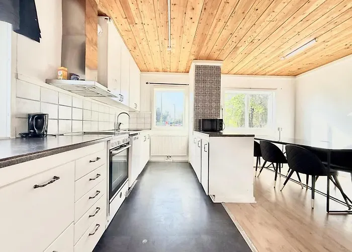 Perfect Workers - 11 Beds - 7 Bedroom - 2 Baths - Volvo