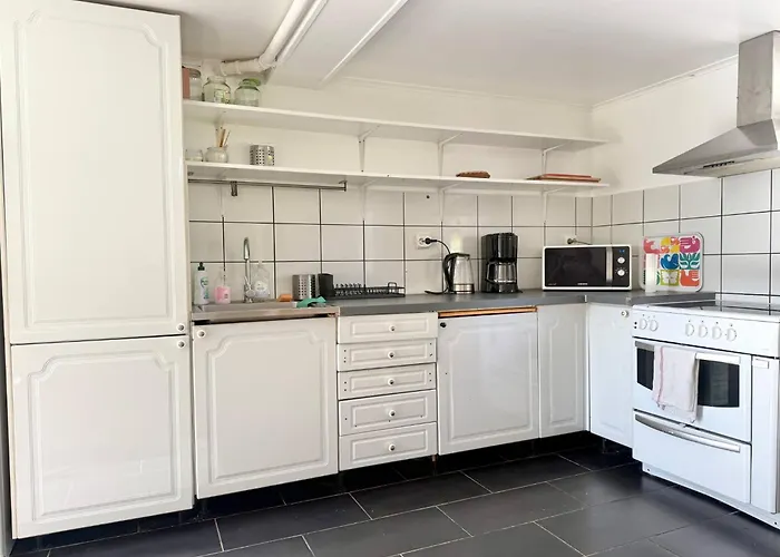 Workers • 19 Beds • 3 Kitchens • Volvo • Parking Feriehus *