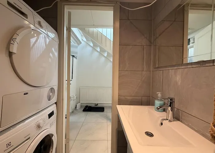 Workers - 2 Bath - 9 Beds - Parking Holiday home *